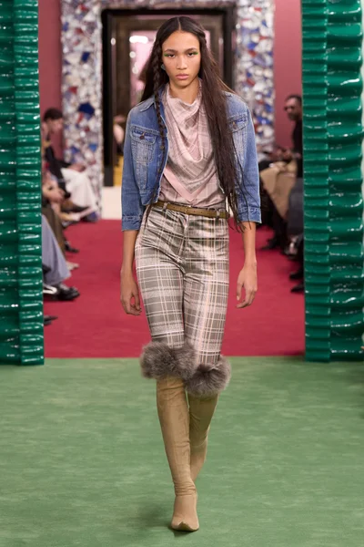 Look 16